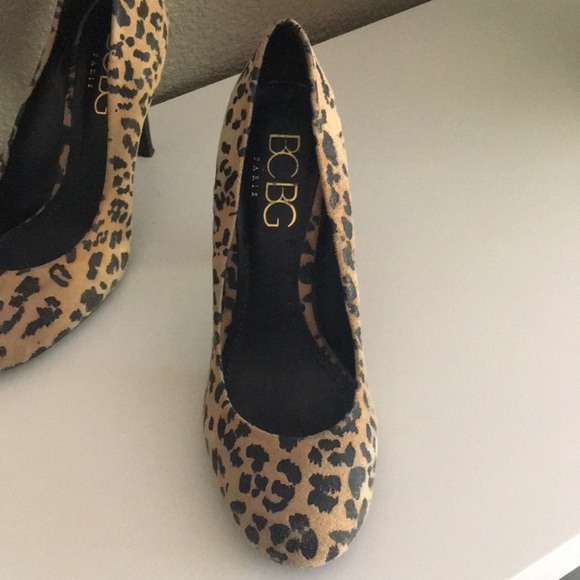 BCBG Paris Leopard Print pumps - Picture 2 of 4